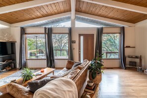 تلفزيون ذكي، مدفأة، مشغل دي في دي، تنس طاولة