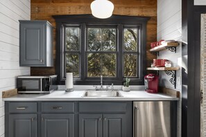 Refrigerador, microondas, cafetera y tetera y utensilios de cocina 