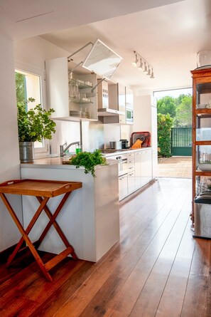 Kylskåp, mikrovågsugn, ugn och spishäll