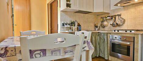 Kjøleskap, ovn, kokeplater og kaffetrakter/tekoker