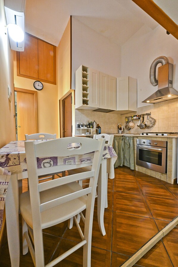 Frigorifero, forno, piano cottura, macchina per tè/caffè