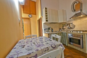 Frigorifero, forno, piano cottura, macchina per tè/caffè
