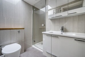 Hair dryer, towels - Open Plan Marylebone 3BR, walk to Oxford St, by Blueground (London)