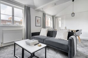 TV, fireplace, stereo - Open Plan Marylebone 3BR, walk to Oxford St, by Blueground (London)
