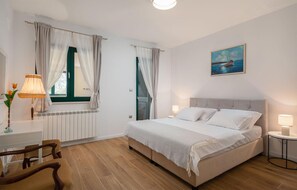 6 bedrooms, travel cot, free WiFi, bed sheets