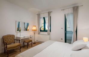 6 bedrooms, travel crib, free WiFi, bed sheets