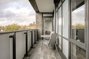 Outdoor dining - Upscale St Johns Wood 2BR w/ Balcony, nr Regents Park, by Blueground (London)