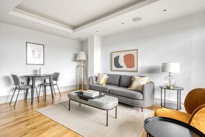 TV, stereo - Upscale St Johns Wood 2BR w/ Balcony, nr Regents Park, by Blueground (London)