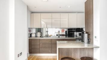 Geladeira, micro-ondas, fogão, cooktop