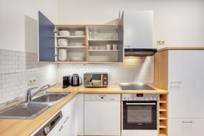 Een koelkast, een microgolfoven, een oven, een vaatwasser