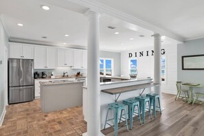 Mikrovågsugn, ugn, diskmaskin och kaffe- och tebryggare