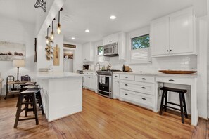 Kylskåp, mikrovågsugn, ugn och spishäll