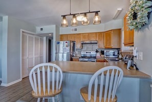 Coffee/tea maker, fridge, microwave, oven
