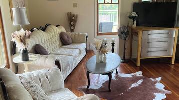 Smart TV, libri, impianto stereo