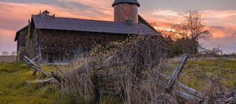 Private farmhouse w/claw foot tubs, firepit and walking trails