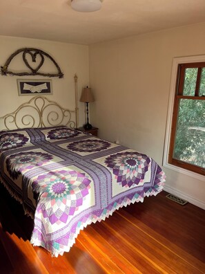 3 bedrooms, desk, free WiFi, bed sheets - Private farmhouse w/claw foot tubs, firepit and walking trails (Innisfil)