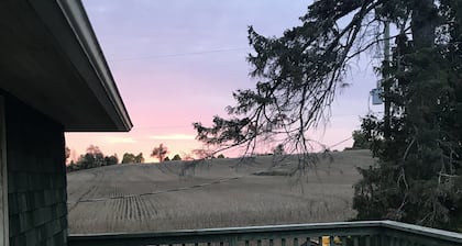Private farmhouse w/claw foot tubs, firepit and walking trails