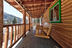 Terrace/patio - Iconic Mountain Cabin | River | Couples | Peaceful (pet-friendly) (Red River)
