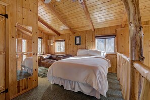 1 bedroom, free WiFi, bed sheets - Iconic Mountain Cabin | River | Couples | Peaceful (pet-friendly) (Red River)