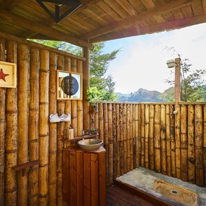Comfort Room | Bathroom | Towels, soap, shampoo, toilet paper - BubbleSky Glamping (Retiro)