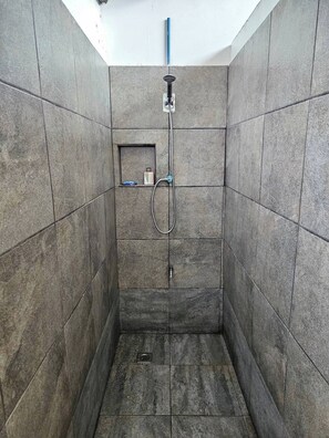 Dusche, Bidet, Handtücher, Seife