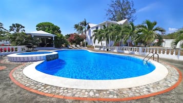 Piscine extérieure