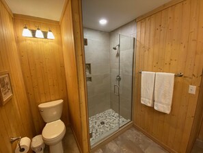 Badewanne, Haartrockner, Handtücher, Seife