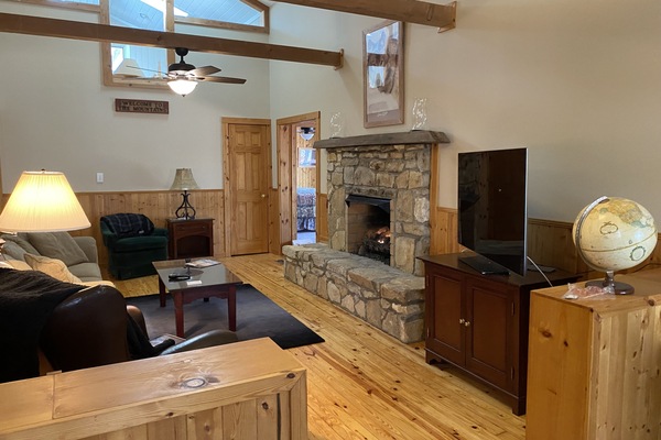 Smart-tv, een open haard, tafelvoetbal en boeken