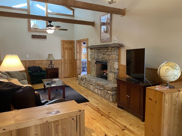 Smart TV, chimenea, futbolito y libros 