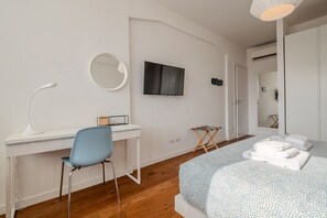 A modern bedroom with a bed, a desk, a chair, a TV, and a mirror. - Elisa apartment Sistine Chapel (Roma)
