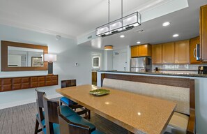 Eine moderne Küche mit Granit Arbeitsplatten, Holzschränken und Edelstahlgeräten.