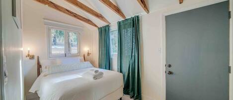 2 bedrooms, travel cot, free WiFi, bed sheets