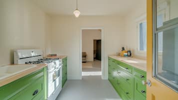 Fridge, oven, stovetop, coffee/tea maker