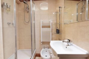 2 Schlafzimmer, kostenlose Babybetten