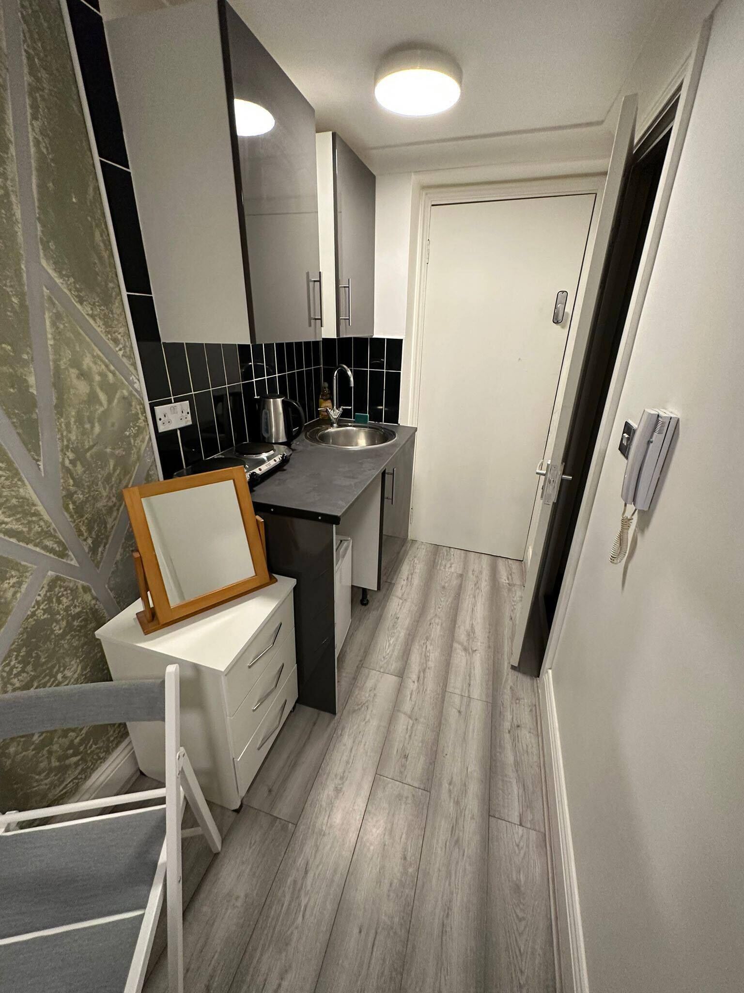 Kühlschrank, Mikrowelle, Ofen, Herdplatte