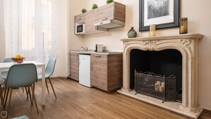 Une cuisine moderne avec des meubles en bois, un four à micro-ondes encastré et une machine à café.