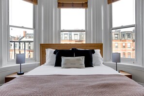 Iron/ironing board, WiFi, bed sheets - Dreamy Back Bay Studio w/ W/D, nr Copley T, by Blueground (Boston)