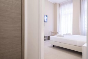 A modern bedroom with a large bed, a bedside table, and a TV mounted on the wall. - Italianway Collection - Cannobio 8 - Aida (Milan)
