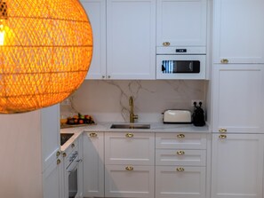 Geladeira, micro-ondas, fogão, cafeteira/chaleira