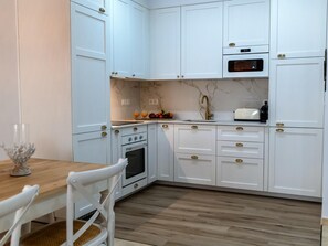 Kühlschrank, Mikrowelle, Ofen, Wasserkocher mit Kaffee-/Teezubehör