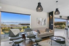 Unclassified image, 3 of 49, button