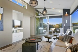 Unclassified image, 4 of 49, button