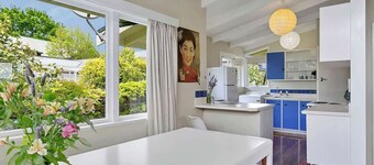 Kiwiana Cottage 1 minute walk to the lake