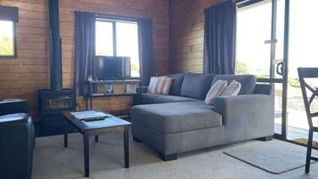 Een televisie en een open haard