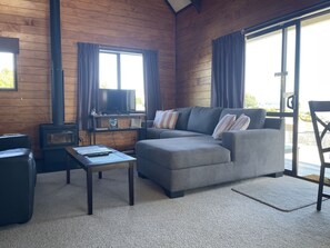 TV, fireplace - Relax in Hawai - The lake is right there (Taupo)