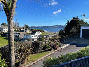 Property grounds - Relax in Hawai - The lake is right there (Taupo)