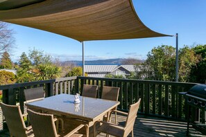 Outdoor dining - Mercy of Lake Taupo- family time + lake time (Taupo)