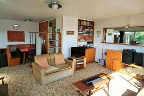 Télévision, livres, espaces bureaux