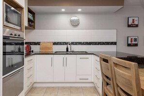 Réfrigérateur, micro-ondes, four, plaque de cuisson