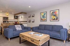 TV, offices - Tui Unit - So close to the lake +Pool (Taupō)